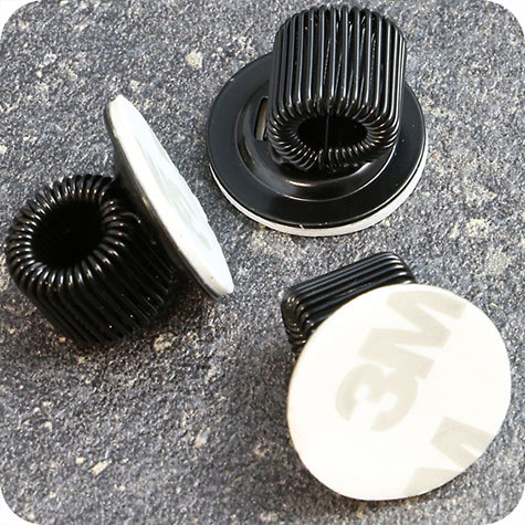 legatoria Portapenne autoadesivo, metallo, 20mm NERO, base circolare diametro 20 mm, con aggancio flessibile. Adatto a penne di tutte le misure.