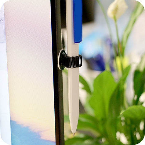 legatoria Portapenne autoadesivo, metallo, 20mm NERO, base circolare diametro 20 mm, con aggancio flessibile. Adatto a penne di tutte le misure.