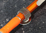 legatoria Portapenne MAGNETICO, metallo, 20mm RUOTANTE NICHELATO, base circolare diametro 20 mm, con aggancio flessibile. Adatto a penne di tutte le misure.