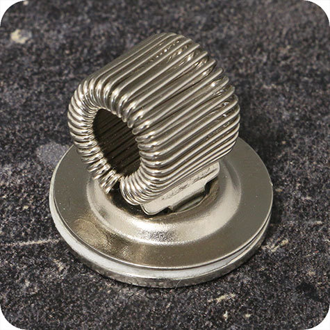 legatoria Portapenne MAGNETICO, metallo, 20mm RUOTANTE NICHELATO, base circolare diametro 20 mm, con aggancio flessibile. Adatto a penne di tutte le misure.