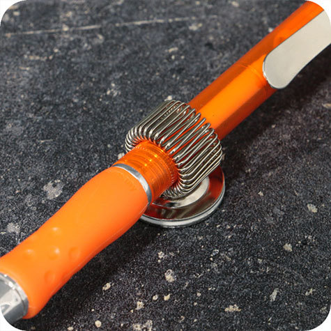 legatoria Portapenne MAGENTICO, metallo, 20mm NICHELATO, base circolare diametro 20 mm, con aggancio flessibile. Adatto a penne di tutte le misure.