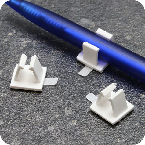 legatoria Portapenne autoadesivo in plastica, 14x14mm BIANCO, altezza 10mm.