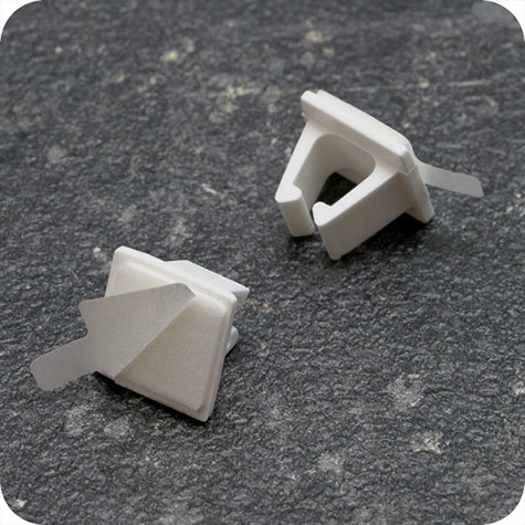 legatoria Portapenne autoadesivo in plastica, 14x14mm BIANCO, altezza 10mm.