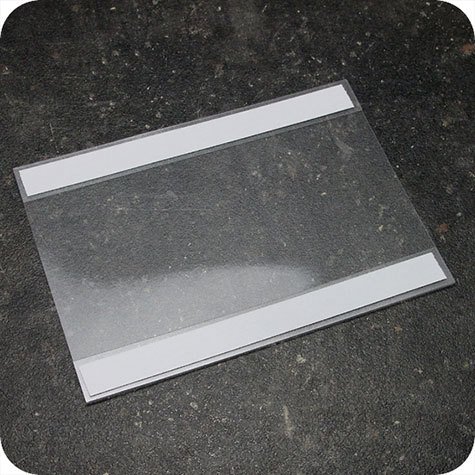 legatoria PortaLocandinaAutoadesivo A5orizzontale 148x210mm PortaCartello TRASPARENTE, con 2 strip ADESIVI, formato A5 (148x210mm). In PVC rigido da 400 micron antiriflesso.