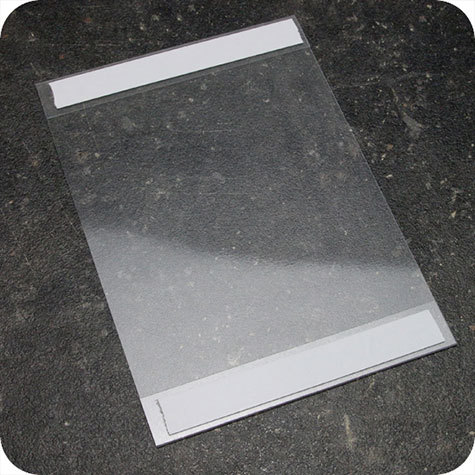 legatoria PortaLocandinaAutoadesivo A5verticale 148x210mm PortaCartello TRASPARENTE, con 2 strip ADESIVI, formato A5 (148x210mm). In PVC rigido da 400 micron antiriflesso.