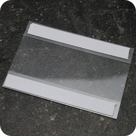 legatoria PortaLocandinaAutoadesivo A6orizzontale 105x148mm PortaCartello TRASPARENTE, con 2 strip ADESIVI, formato A6 (105x148mm). In PVC rigido da 400 micron antiriflesso.