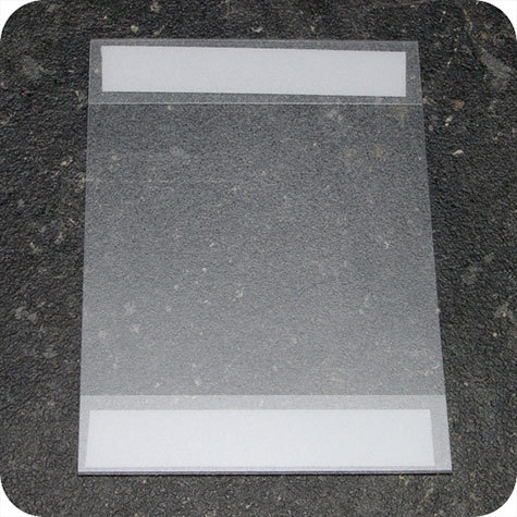 legatoria PortaLocandinaAutoadesivo A6verticale 105x148mm SEMITRASPARENTE, con 2 strip ADESIVI, formato A6 (105x148mm). In PVC rigido da 400 micron antiriflesso.