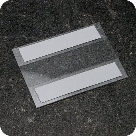 legatoria PortaLocandinaAutoadesiva A7orizzontale 74x105mm PortaCartello TRASPARENTE, con 2 strip ADESIVI, formato A7 (74x105mm). In PVC rigido da 400 micron antiriflesso.