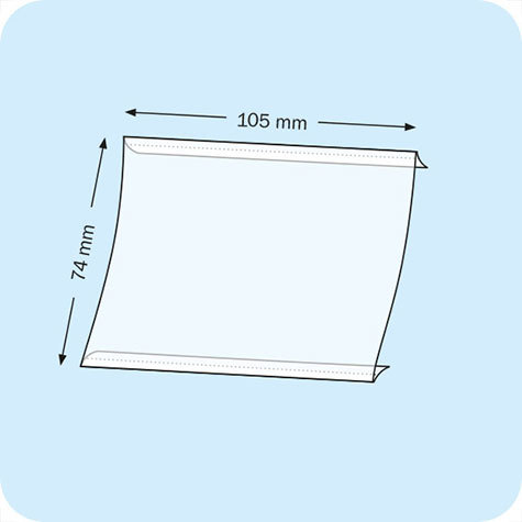 legatoria PortaLocandinaAutoadesiva A7orizzontale 74x105mm PortaCartello TRASPARENTE, con 2 strip ADESIVI, formato A7 (74x105mm). In PVC rigido da 400 micron antiriflesso.