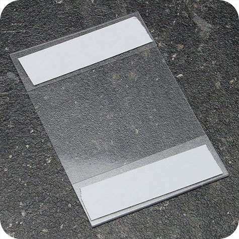 legatoria PortaLocandinaAutoadesiva A7verticale 74x105mm PortaCartello TRASPARENTE, con 2 strip ADESIVI, formato A7 (74x105mm). In PVC rigido da 400 micron antiriflesso.