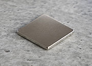 legatoria Calamita rettagolare. 13x13x1.5mm Calamita rettangolare in neodimio, grado magnetico N35 (forza di attrazione: 1200g) LEG3320