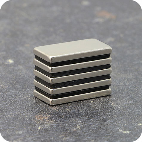 legatoria Calamita rettagolare. 20x10x2mm Calamita rettangolare in neodimio, grado magnetico N45 (forza di attrazione 2300g).
