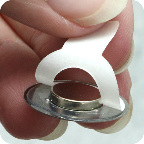 legatoria Calamita magnetica Ufo, Polo NORD AUTOADESIVO, Diametro: 10mm. Altezza: 2mm. Calamita con grado magnetico N35 (forza di attrazione massima:1000g), Prodotto da utilizzare associato a  MS.U.10.2.20.SK.N35.S.06.