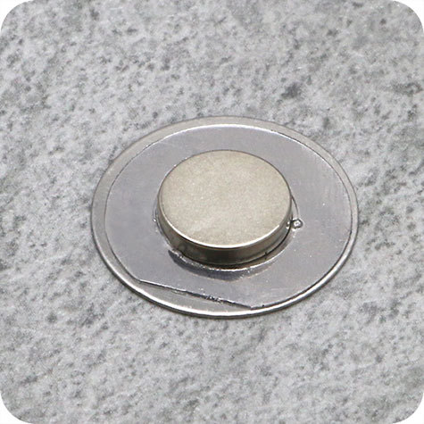 legatoria Calamita magnetica Ufo, Polo NORD AUTOADESIVO, Diametro: 10mm. Altezza: 2mm. Calamita con grado magnetico N35 (forza di attrazione massima:1000g), Prodotto da utilizzare associato a  MS.U.10.2.20.SK.N35.S.06.