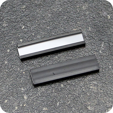 legatoria Porta etichette magnetico 10x40mm Altezza 10mm, lunghezza 40mm, spessore 1mm. Il porta etichette include etichetta in carta e una pellicola protettiva trasparente. Magnete isotropo.