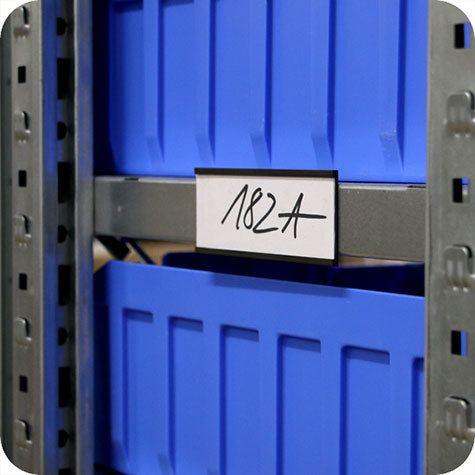 legatoria Porta etichette magnetico 20x60mm Altezza 20mm, lunghezza 60mm, spessore 3mm. Il porta etichette include etichetta in carta e una pellicola protettiva trasparente. Magnete isotropo.