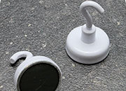 legatoria Gancio magnetico, diametro 36mm BIANCO, corpo in metallo con magnete in ferrite. Diametro 36mm, alto 33mm, calamita con grado magnetico Y30 (forza di attrazione massima: 8kg) LEG3345