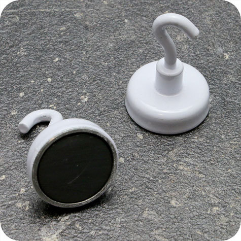 legatoria Gancio magnetico, diametro 36mm BIANCO, corpo in metallo con magnete in ferrite. Diametro 36mm, alto 33mm, calamita con grado magnetico Y30 (forza di attrazione massima: 8kg).
