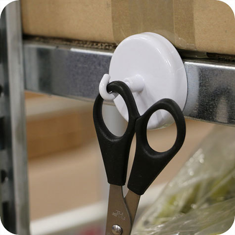 legatoria Gancio magnetico, diametro 25mm BIANCO, corpo in metallo con magnete in ferrite. Diametro 25mm, alto 36mm, calamita con grado magnetico Y30 (forza di attrazione massima: 3.5kg).