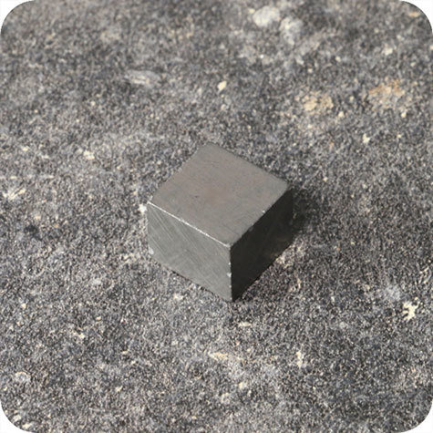 legatoria Calamita rettangolare. 12x12x10mm Calamita rettangolare in FERRITE, grado magnetico Y35 (forza di attrazione: 600g).