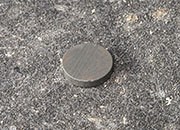 legatoria Calamita diametro 15mm spessore 3mm Calamita cilindrica in ferrite, spessore 3mm, dischi magnetici in FERRITE, grado magnetico Y35 forza di attrazione massima: 260g LEG3355