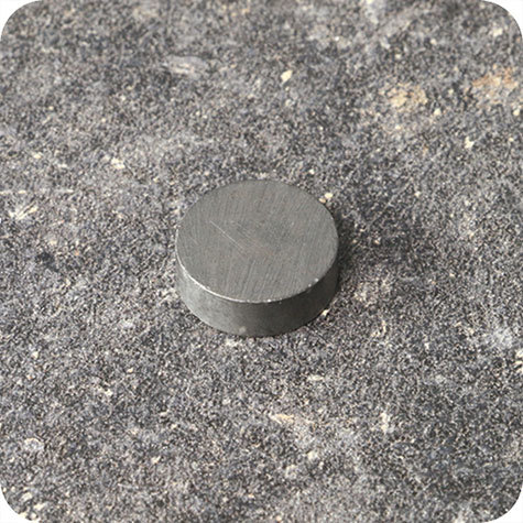 legatoria Calamita diametro 15mm spessore 5mm Calamita cilindrica in ferrite, spessore 5mm, dischi magnetici in FERRITE, grado magnetico Y35 forza di attrazione massima: 430g.