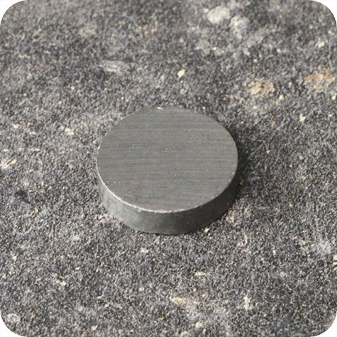 legatoria Calamita diametro 20mm spessore 5mm Calamita cilindrica in ferrite, spessore 5mm, dischi magnetici in FERRITE, grado magnetico Y35 forza di attrazione massima: 700g.