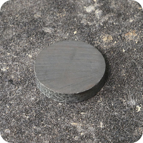 legatoria Calamita diametro 25mm spessore 5mm Calamita cilindrica in ferrite, spessore 5mm, dischi magnetici in FERRITE, grado magnetico Y35 forza di attrazione massima: 800g.