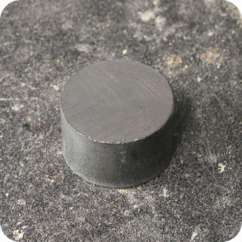 legatoria Calamita diametro 25mm spessore 15mm Calamita cilindrica in ferrite, spessore 15mm, dischi magnetici in FERRITE, grado magnetico Y35 forza di attrazione massima: 2300g.