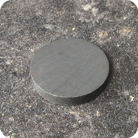 legatoria Calamita diametro 30mm spessore 5mm Calamita cilindrica in ferrite, spessore 5mm, dischi magnetici in FERRITE, grado magnetico Y35 forza di attrazione massima: 1400g.