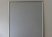 legatoria Cornice alluminio. scatto. A0 ARGENTO ANGOLI SQUADRATI. Per fogli di dimensione A0(841x1189mm). Dimensioni esterne:872x1216mm. Area visibile: 820x1167mm. Altezza profilo: 25mm. La cornice  dotata di foglio protettivo in PVC trasparente antiriflesso.