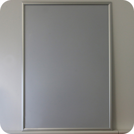 legatoria Cornice alluminio. scatto. A0 ARGENTO ANGOLI SQUADRATI. Per fogli di dimensione A0(841x1189mm). Dimensioni esterne:872x1216mm. Area visibile: 820x1167mm. Altezza profilo: 25mm. La cornice � dotata di foglio protettivo in PVC trasparente antiriflesso.