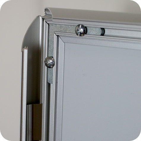 legatoria Cornice alluminio. scatto. A0 ARGENTO ANGOLI SQUADRATI. Per fogli di dimensione A0(841x1189mm). Dimensioni esterne:872x1216mm. Area visibile: 820x1167mm. Altezza profilo: 25mm. La cornice � dotata di foglio protettivo in PVC trasparente antiriflesso.