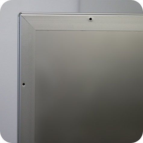 legatoria Cornice alluminio. scatto. A0 ARGENTO ANGOLI SQUADRATI. Per fogli di dimensione A0(841x1189mm). Dimensioni esterne:872x1216mm. Area visibile: 820x1167mm. Altezza profilo: 25mm. La cornice � dotata di foglio protettivo in PVC trasparente antiriflesso.