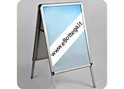 legatoria Porta manifesti da pavimento, A1 Formato A1 (594x841 mm). Formato esterno 575x820mm. Doppia facciata. Profilo in alluminio spessore 25mm. Angoli arrotondati LEG3366