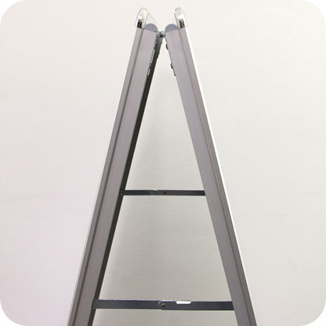 legatoria Porta manifesti da pavimento, A1 Formato A1 (594x841 mm). Formato esterno 575x820mm. Doppia facciata. Profilo in alluminio spessore 25mm. Angoli arrotondati.