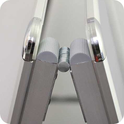 legatoria Porta manifesti da pavimento, A1 Formato A1 (594x841 mm). Formato esterno 575x820mm. Doppia facciata. Profilo in alluminio spessore 25mm. Angoli arrotondati.