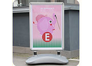 legatoria Porta manifesti da pavimento, A1 (594x841 mm) Formato esterno 575x820mm. Doppia facciata. cornice in alluminio da 32mm. Eccellente stabilit grazie alla base riempibile con acqua o sabbia. Ruote per un facile spostamento. Impermeabile grazie alla copertina anteriore e posteriore in PVC trasparente LEG3367