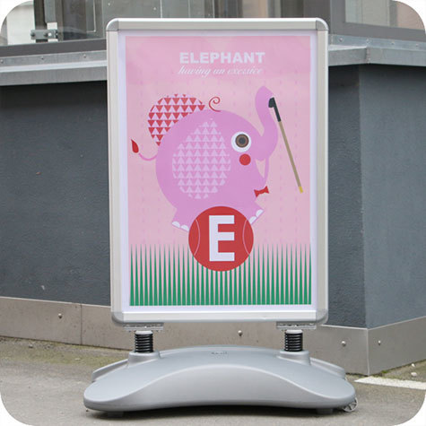 legatoria Porta manifesti da pavimento, A1 (594x841 mm) Formato esterno 575x820mm. Doppia facciata. cornice in alluminio da 32mm. Eccellente stabilit grazie alla base riempibile con acqua o sabbia. Ruote per un facile spostamento. Impermeabile grazie alla copertina anteriore e posteriore in PVC trasparente.