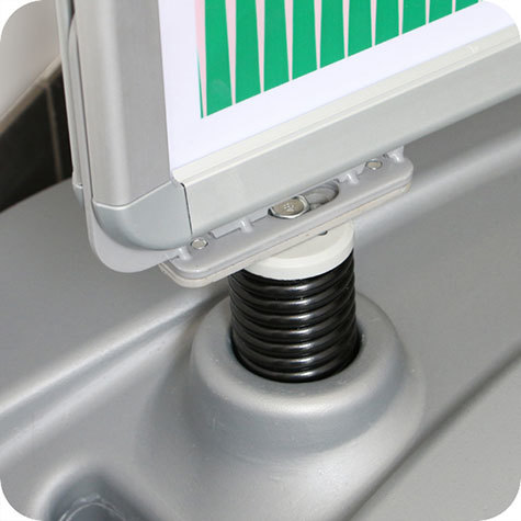 legatoria Porta manifesti da pavimento, A1 (594x841 mm) Formato esterno 575x820mm. Doppia facciata. cornice in alluminio da 32mm. Eccellente stabilit grazie alla base riempibile con acqua o sabbia. Ruote per un facile spostamento. Impermeabile grazie alla copertina anteriore e posteriore in PVC trasparente.