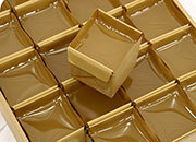 legatoria Colla Hot Melt PS-242-00  Viscosit: 1.400-3.200 mPas (a 160C). Applicabile a temperature tra 150-170C. Colla in blocchi da 0,5 kg in box da 12kg.