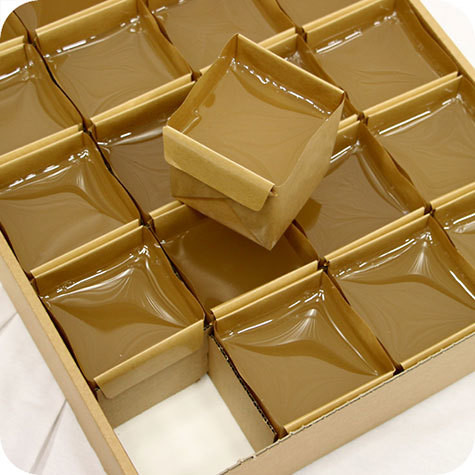 legatoria Colla Hot Melt PS-242-00  Viscosit: 1.400-3.200 mPas (a 160C). Applicabile a temperature tra 150-170C. Colla in blocchi da 0,5 kg in box da 12kg.