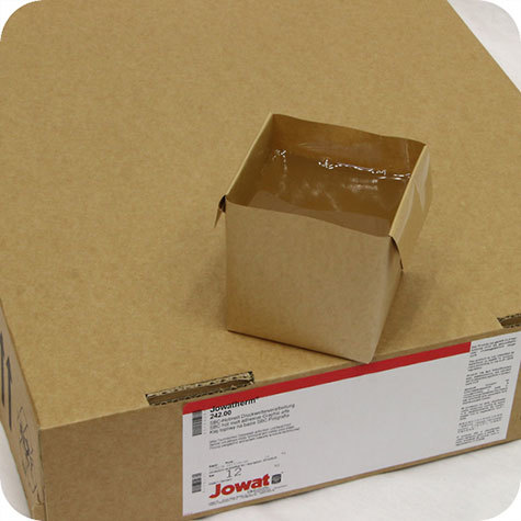 legatoria Colla Hot Melt PS-242-00  Viscosit: 1.400-3.200 mPas (a 160C). Applicabile a temperature tra 150-170C. Colla in blocchi da 0,5 kg in box da 12kg.