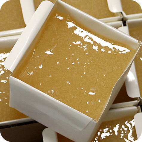 legatoria Colla Hot Melt PS-118, fugitive glue Viscosit: 2.500-3.500 mPas (at 170C). Applicabile a temperature tra 150-190C. Colla in cuscinetti, box da 12kg.