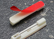 legatoria Spilla combinata con stringa autoadesiva per portabadge BIANCA, 37x7mm LEG3387