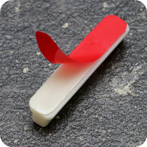 legatoria Spilla autoadesiva per portabadge BIANCA, 31x5mm.