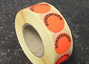 legatoria Bollini autoadesivi in tessuto con testo - Sonderpreis ROSSO FLUORESCENTE, diametro 30mm, adesivo permanente, in rotolo.