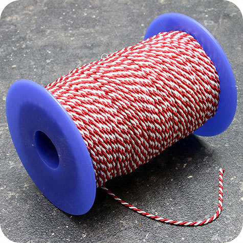 legatoria Cordoncino 2mm, viscosa, ROSSO-BIANCO a 3 capi, spessore 2 mm, doppio ritorto, in viscosa. Cordoncino ideale per abbellimenti in campo cartotecnico e per il confezionamento di men�, libretti matrimonio, bomboniere. .