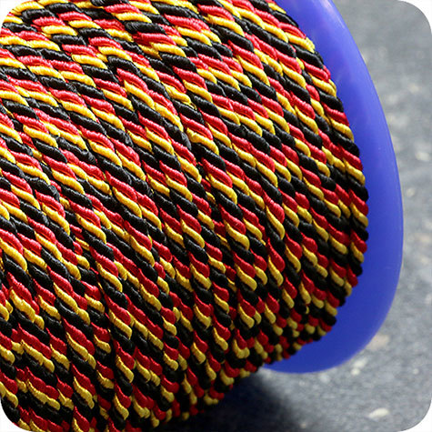 legatoria Cordoncino 2mm, viscosa, NERO-ROSSO-ORO a 3 capi, spessore 2 mm, doppio ritorto, in viscosa. Cordoncino ideale per abbellimenti in campo cartotecnico e per il confezionamento di men�, libretti matrimonio, bomboniere. .