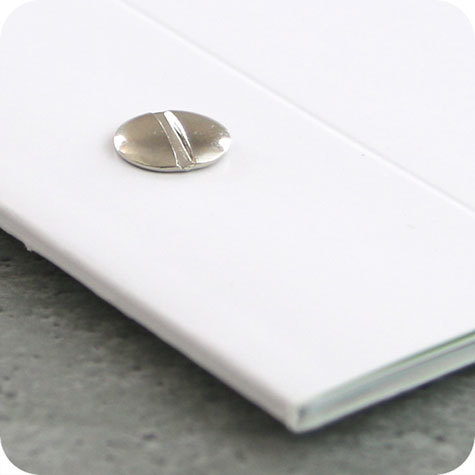 legatoria Viti sepolte rilegatura, INOX, 8mm lunghezza 8 mm, testa diametro 10mm, tubetto diametro 5mm, una testa fissa ed una mobile. Per lunghezza, si intende la distanza INTERNA tra le due teste, che corrisponde allo spessore del volume da rilegare.